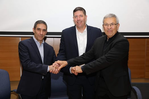 בתמונה מימין לשמאל: עדו נחושתן, בריאן קונלי וגבי פורטנוי, צילום: חן גלילי